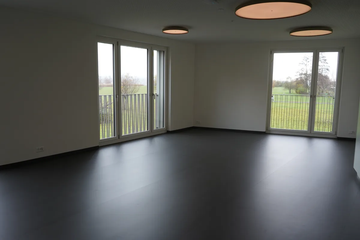 Blick in einen leeren Raum.