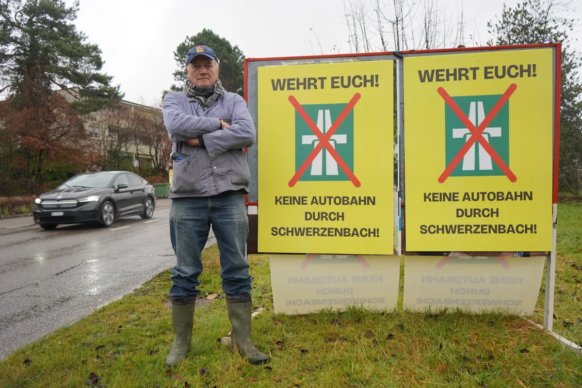 Ernst Winkler kämpft mit provokativen Plakaten gegen die geplante Ortsdurchfahrt in Schwerzenbach.