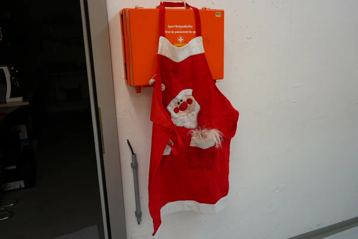 Eine Kochschürze mit einem Samichlaus drauf.