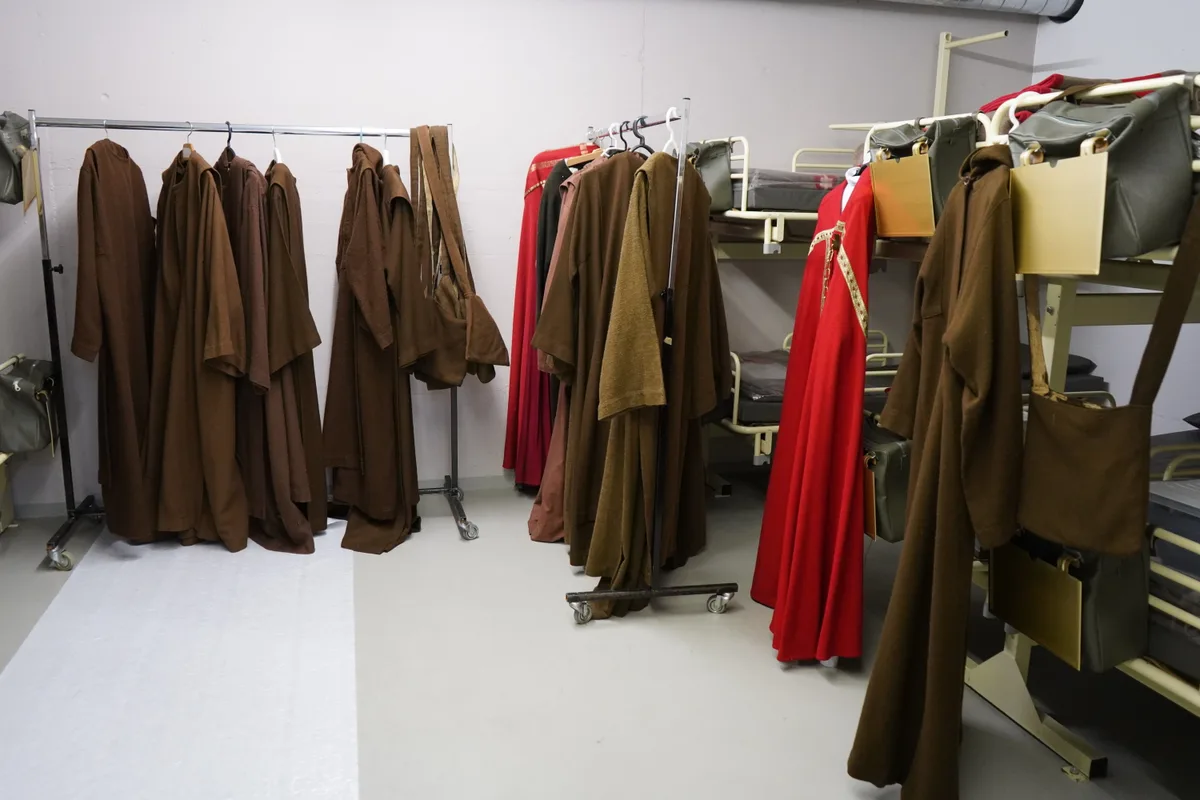 Viele Schmutzli-Gewänder hängen im Bunker.