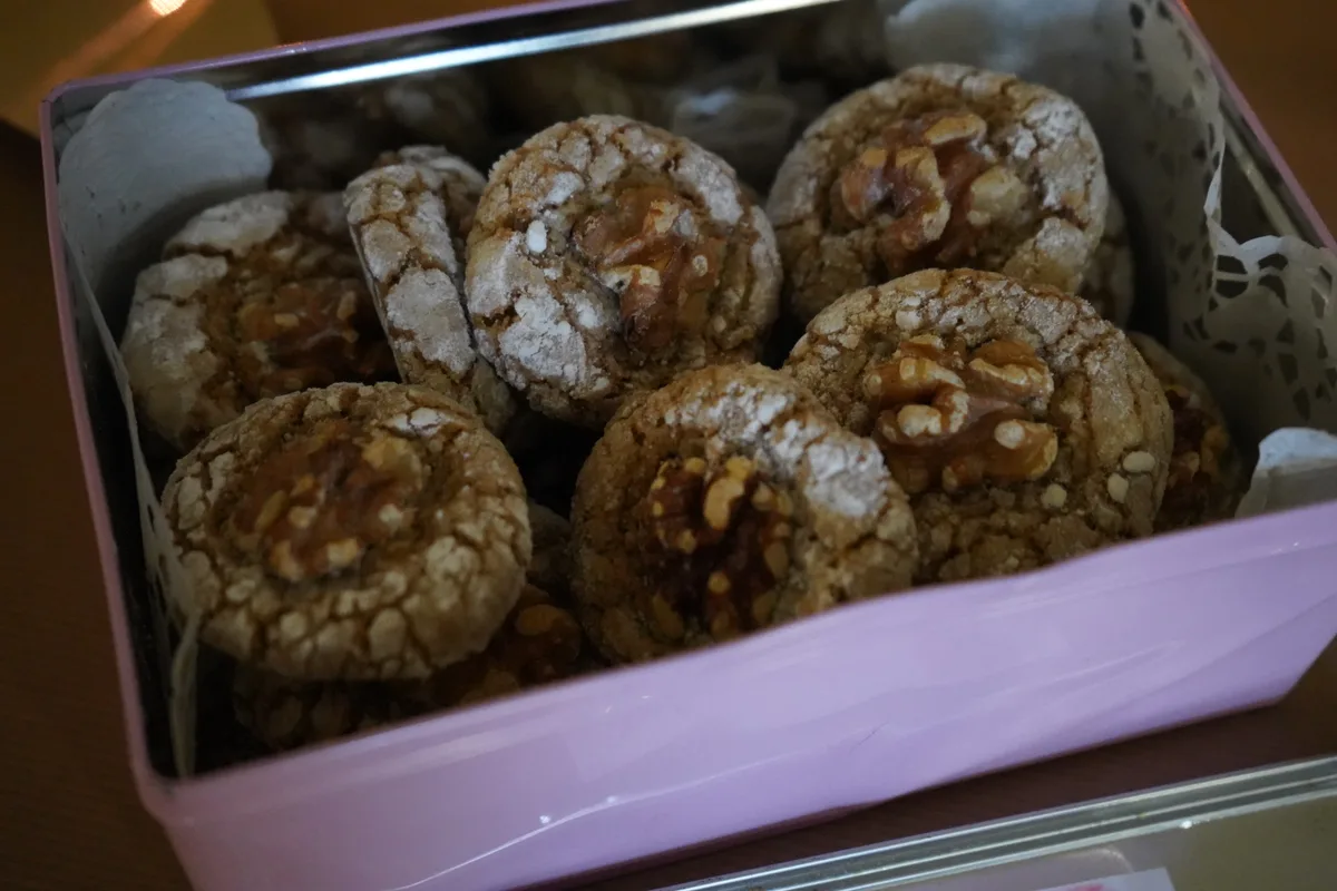 Eine Dose mit Walnussguetsli.