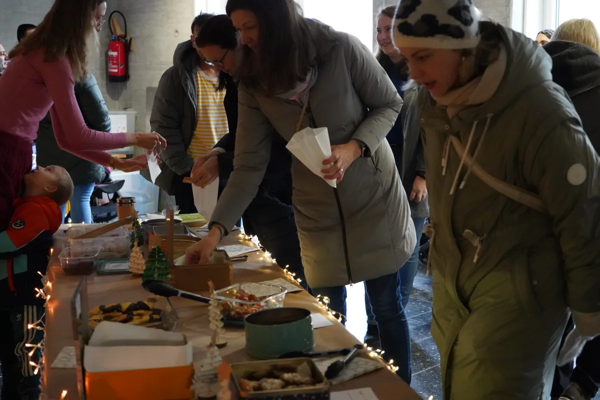 Mehrere Frauen begutachten das Buffet.