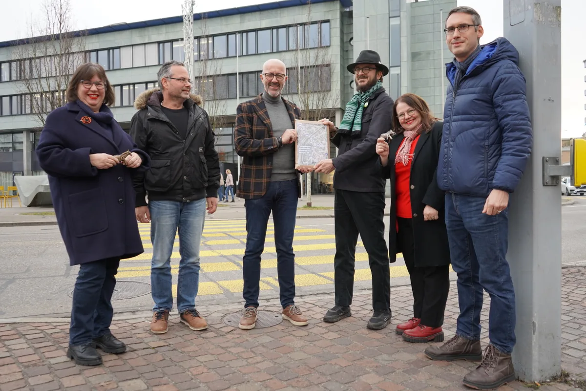 Übergabe der Unterschriften für mehr Fussgängerstreifen in Dübendorf: Judith Stofer, René Schönenberger, Stadtpräsident André Ingold, David Siems, Beatrix Zollinger, Remo Streich (v.l.).