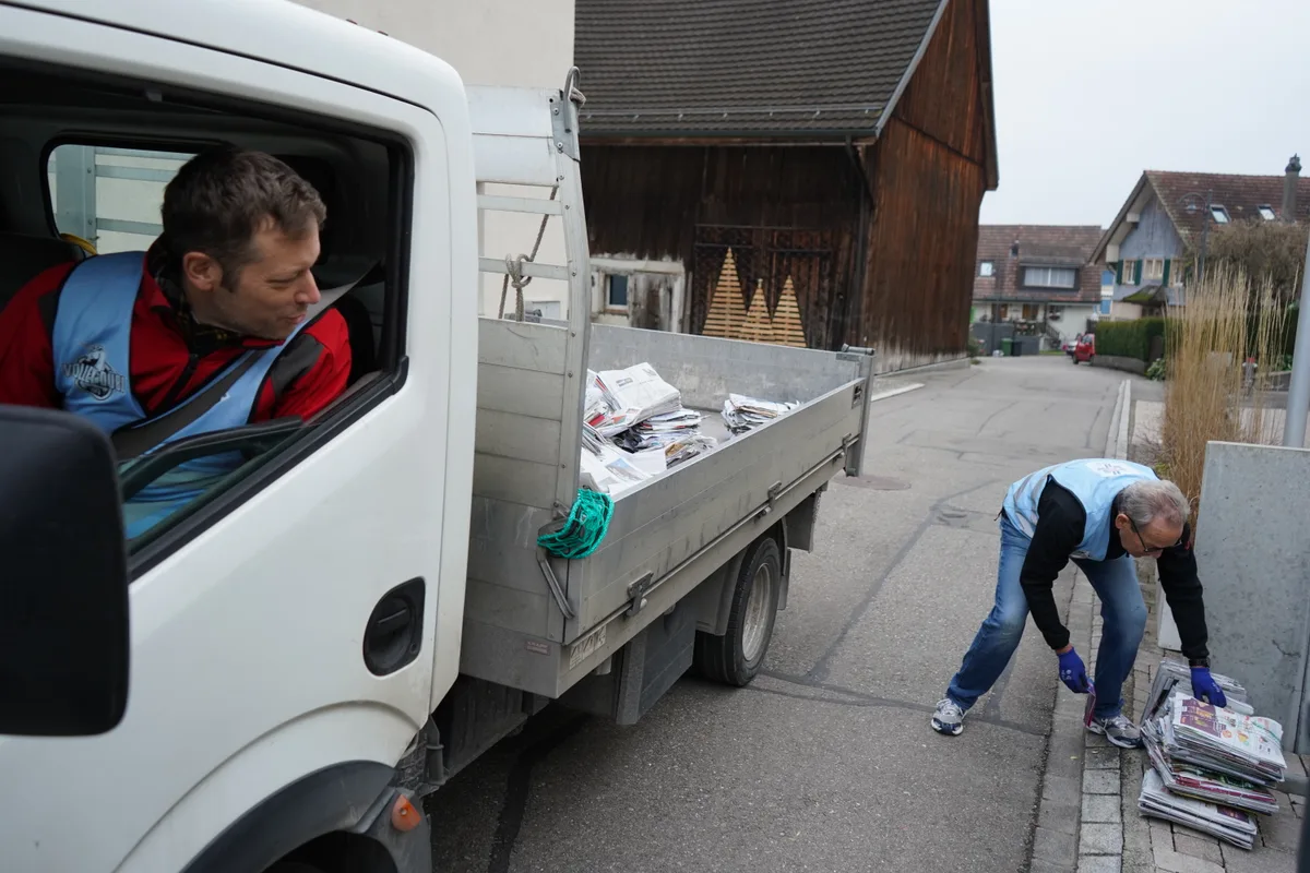 Ein Lastwagen mit zwei Männern.