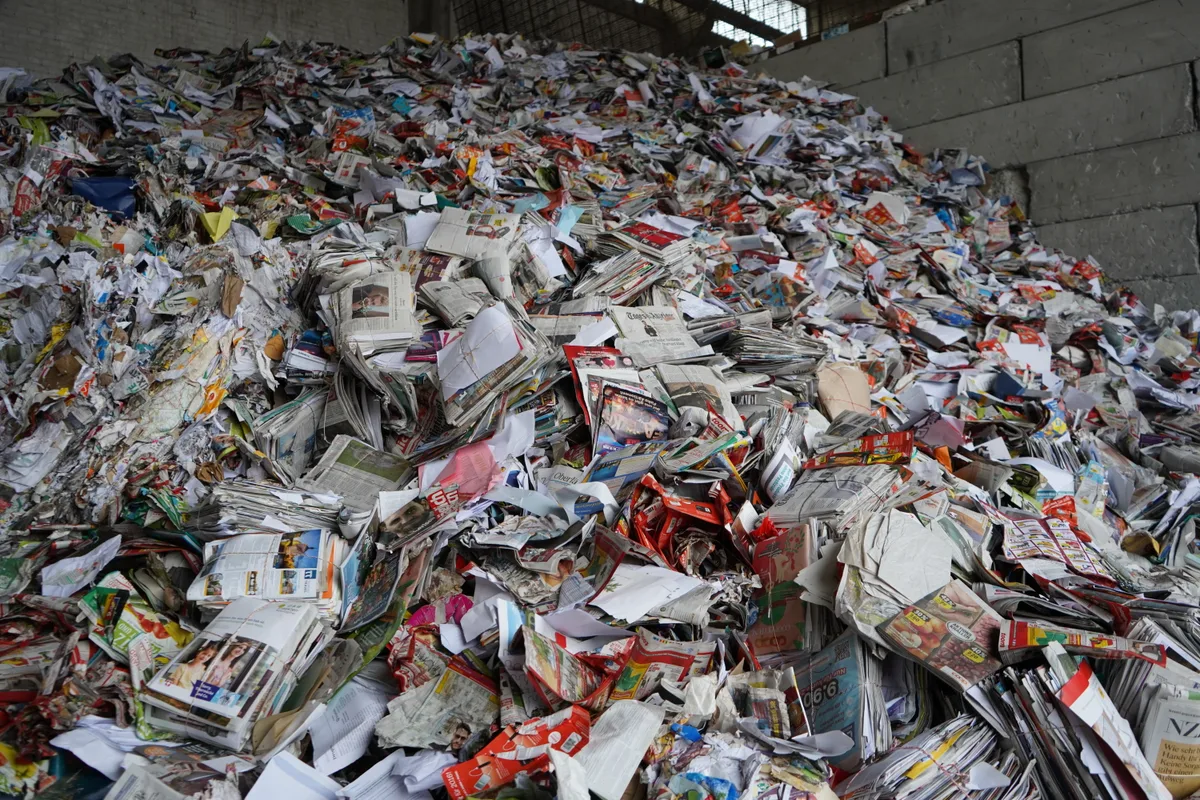 Ein grosser Haufen mit Papier.