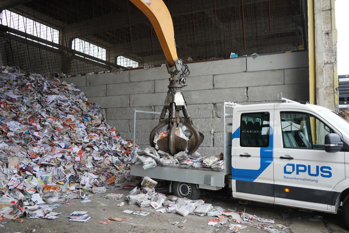 Ein grosser Haufen mit Papier.