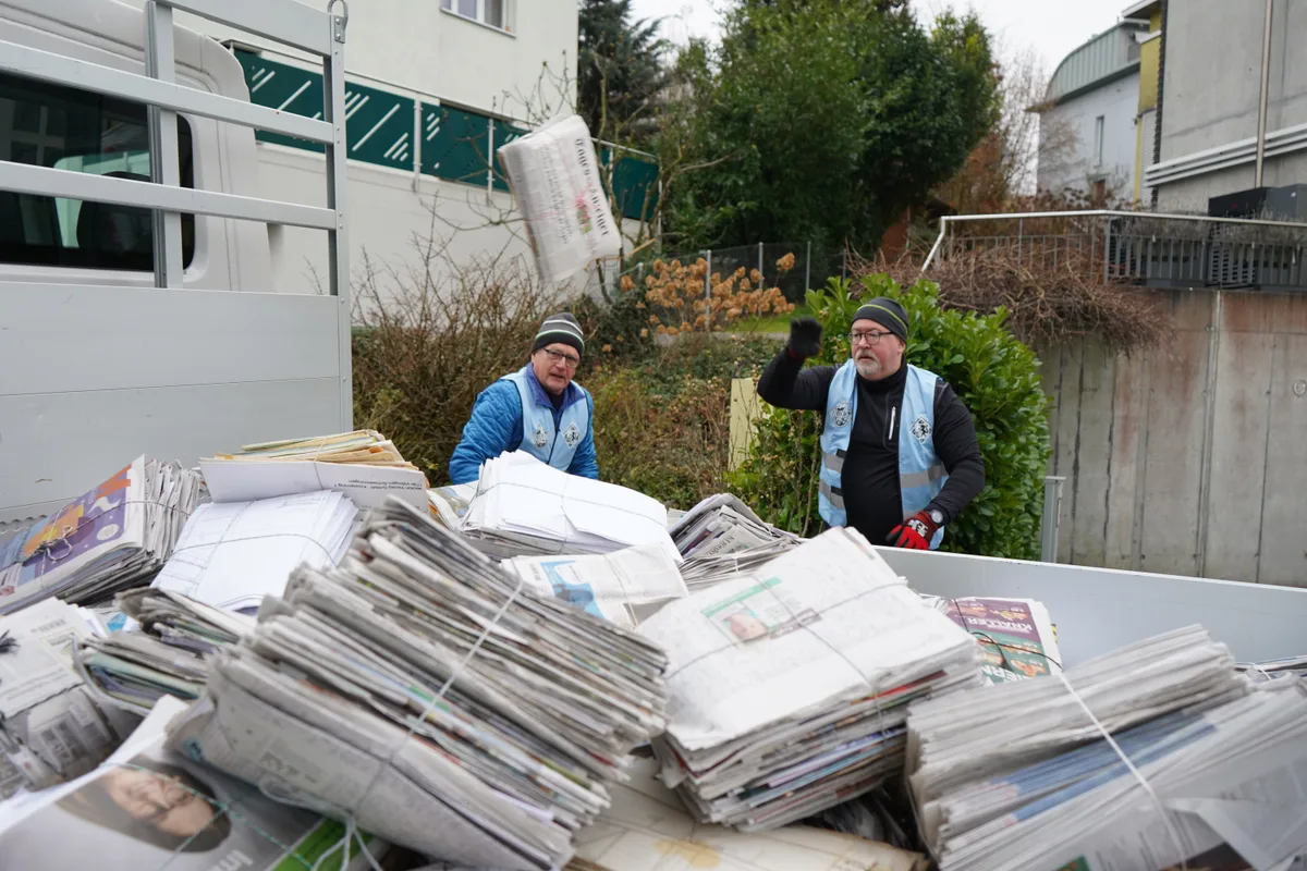 Werner Aebli (links) und Patrick Schärli finden in den Strassen wo die «Alteingesessenen» wohnen reichlich Altpapier.