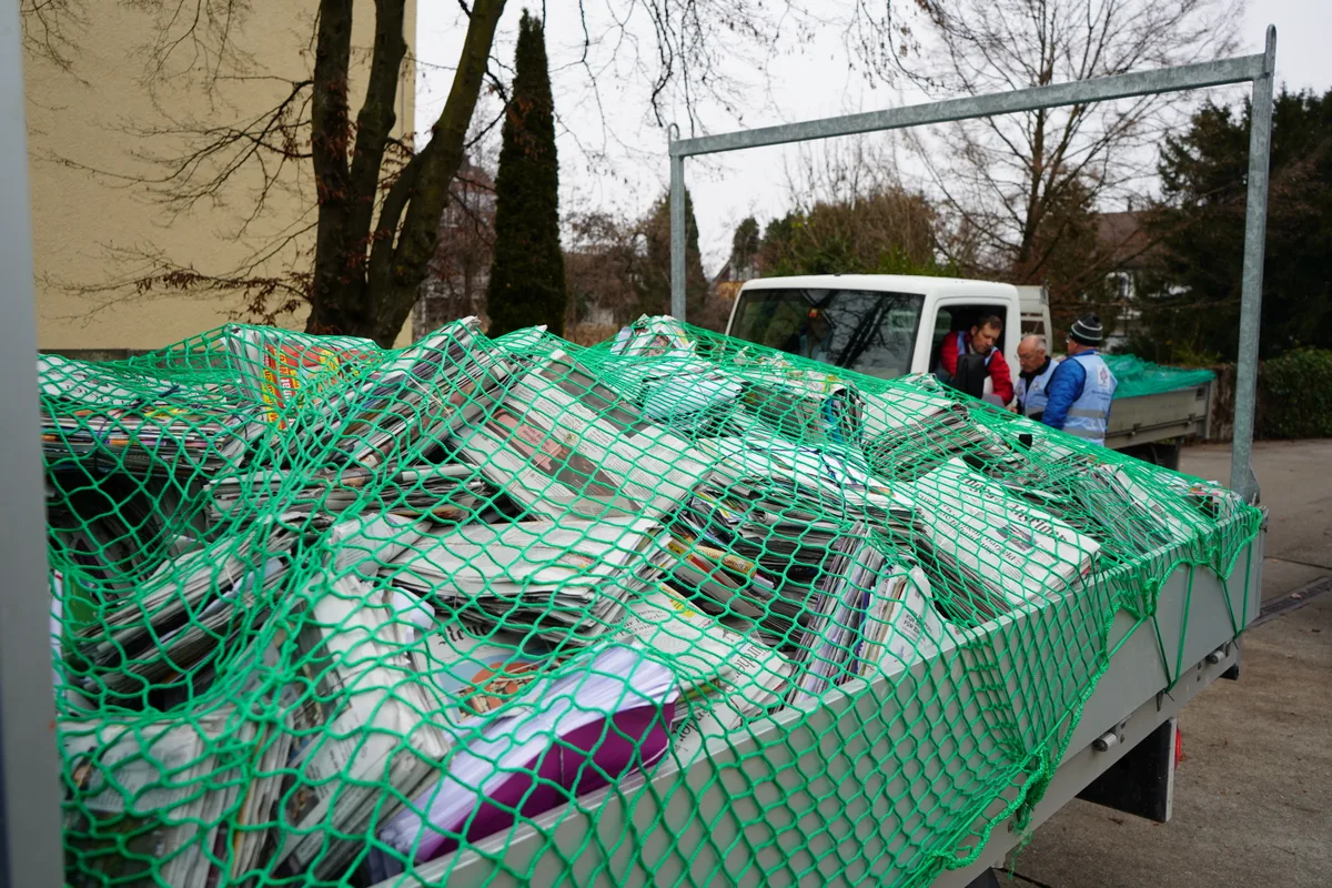 Ein Lieferwagen mit Papier.