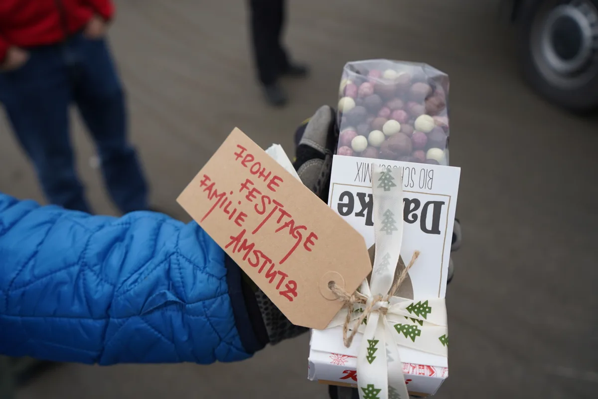 Eine Dankeskarte mit Schokolade haben die Helfer auf einem Zeitungsbündel gefunden.