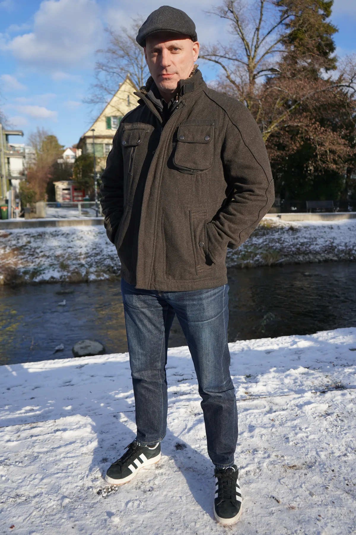 Ein Mann im Schnee.