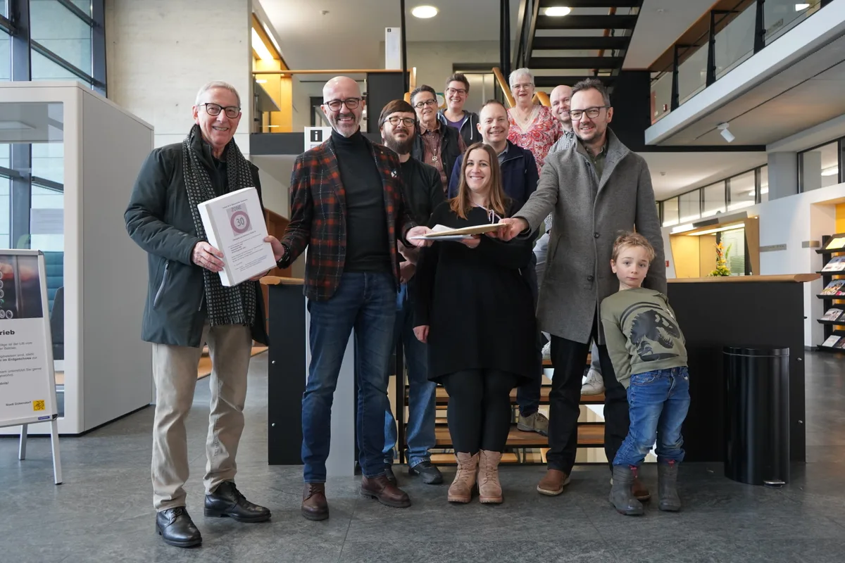 Peter Anderegg, Daniela Maurer und Benjamin Spielmann (v.l.) übergeben die Unterschriften an Stadtpräsident André Ingold.