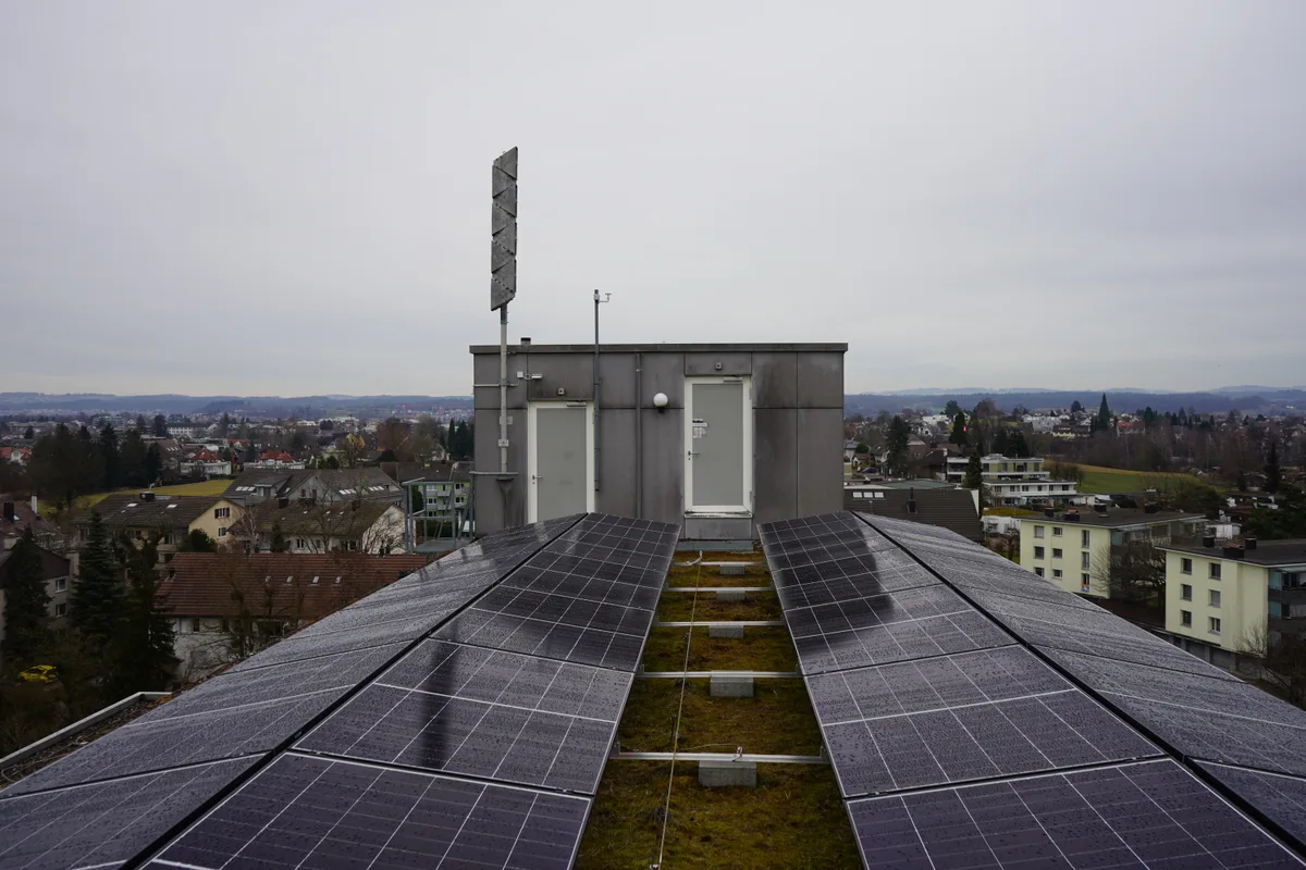 Blick auf das Dach und die Sirene.