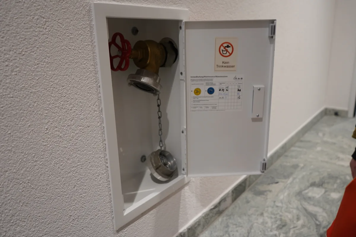 Blick auf einen Hydranten in der Wand.