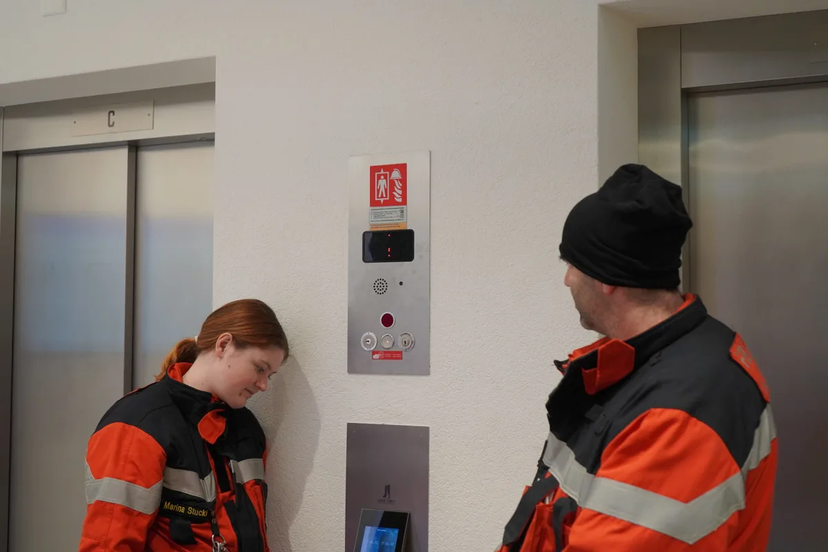 Zwei Feuerwehrleute vor dem Lift.