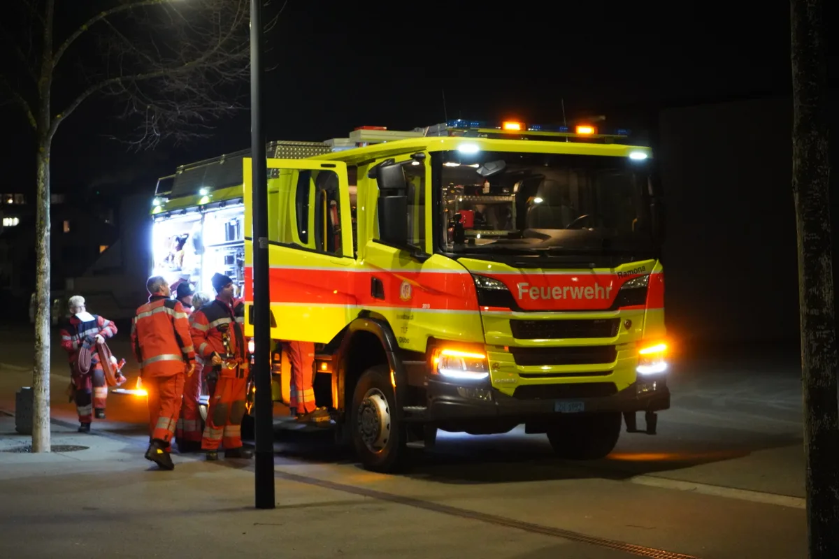 Die Feuerwehr Dübendorf Wangen-Brüttisellen übt in einem Hochhaus.