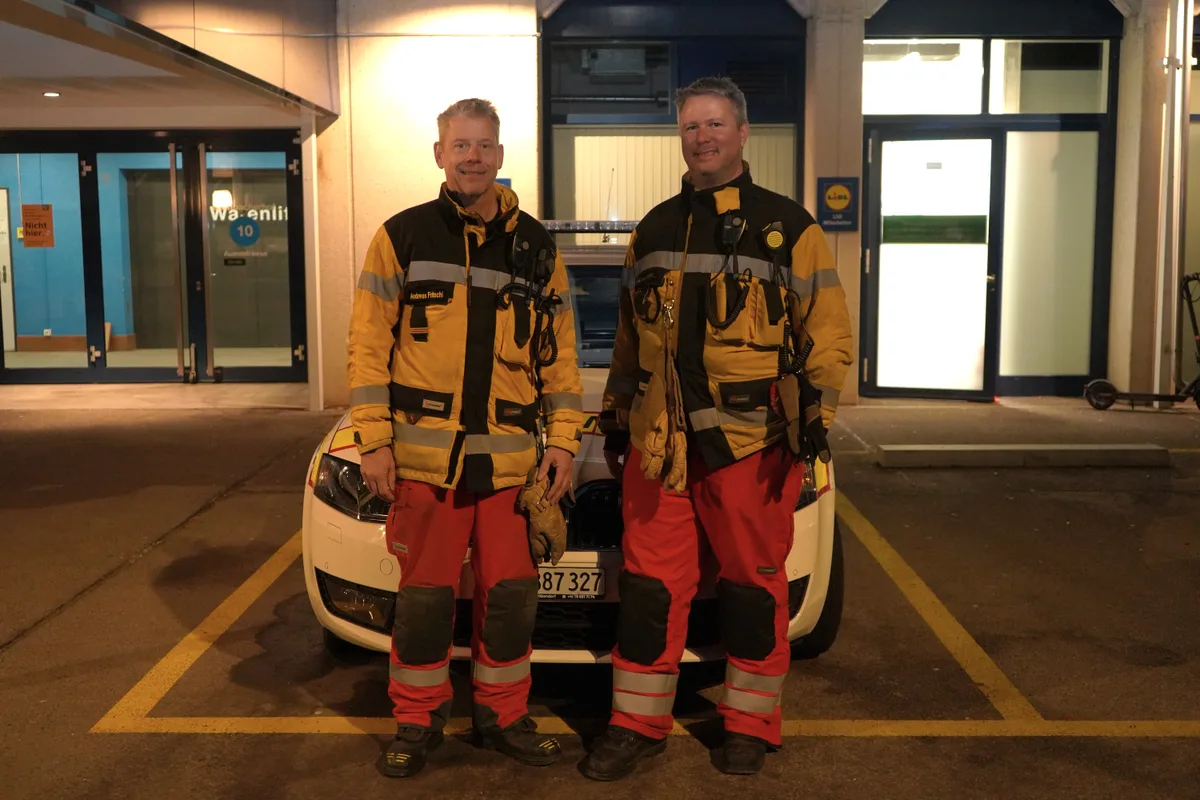 Andreas Fritschi und David Langbauer vor einem Auto.