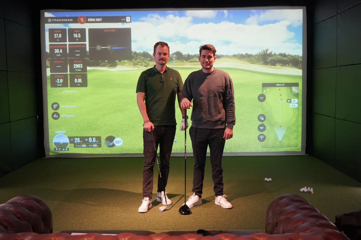 Raphael Kern (links) und Jorel Schwarz vor der Leinwand.