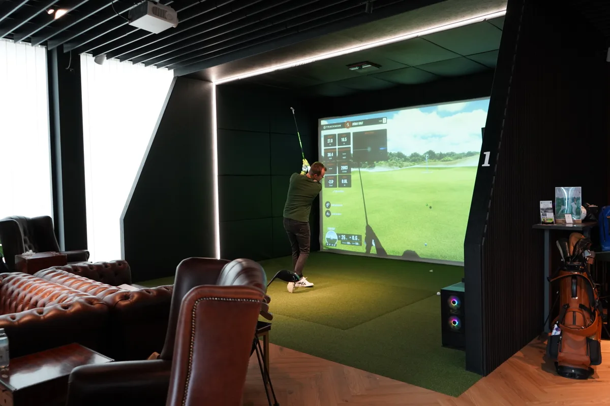 Das "Dübai Golf" ist eine neue Indoor-Golf-Anlage im Hochbord in Dübendorf.