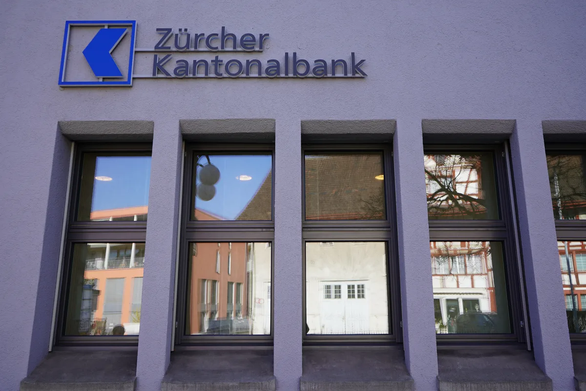 Die ZKB-Filiale an der Usterstrasse in Dübendorf.