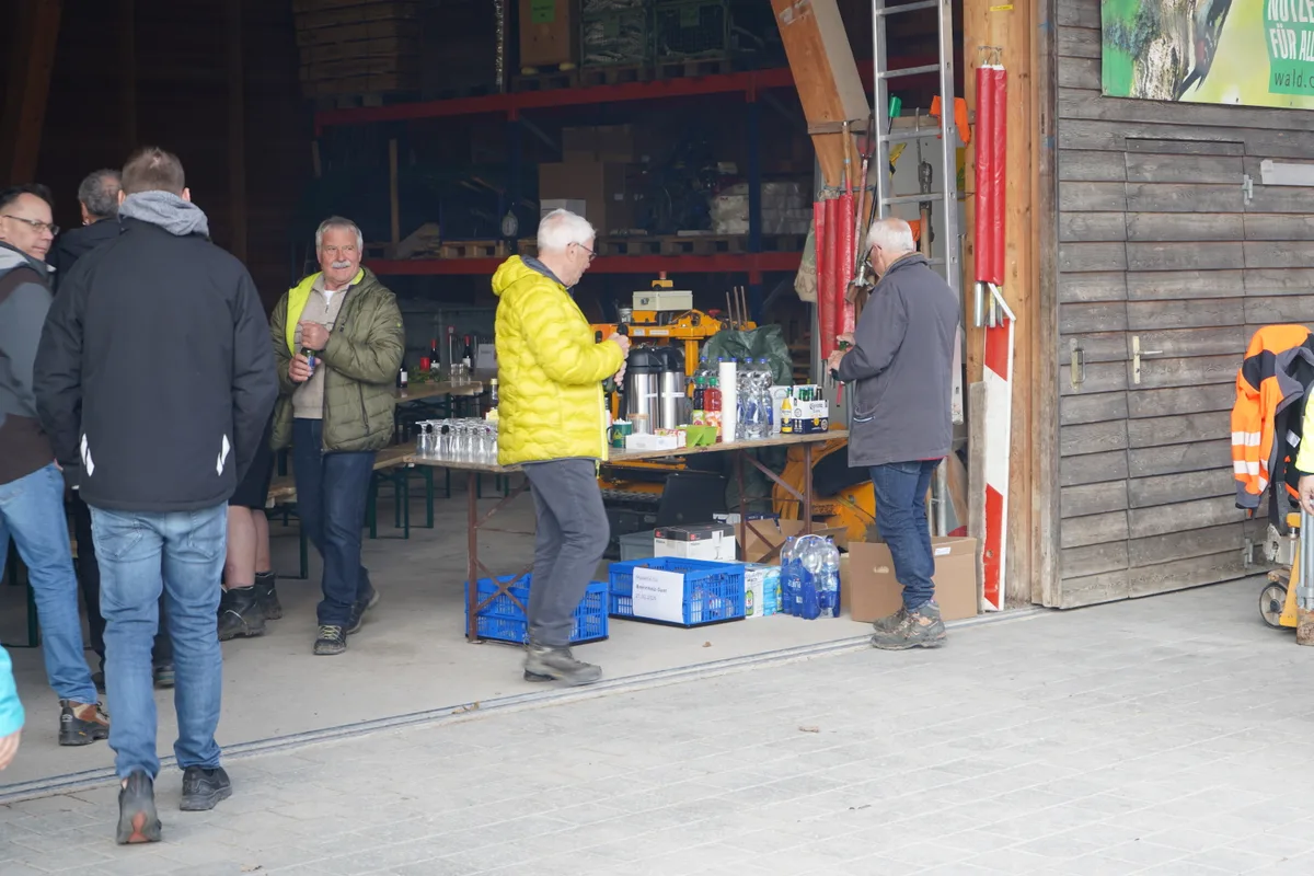 Mehrere Männer beim Werkhof.