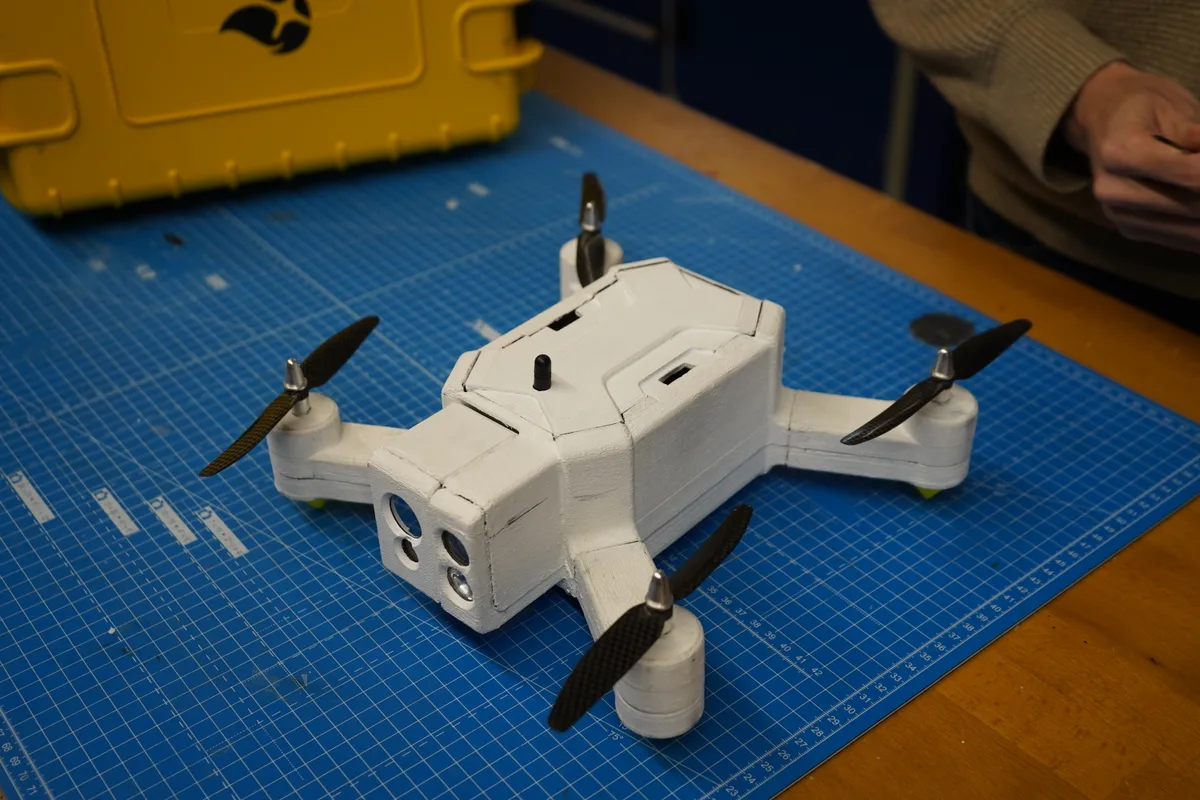 Die Drohne auf dem Tisch.