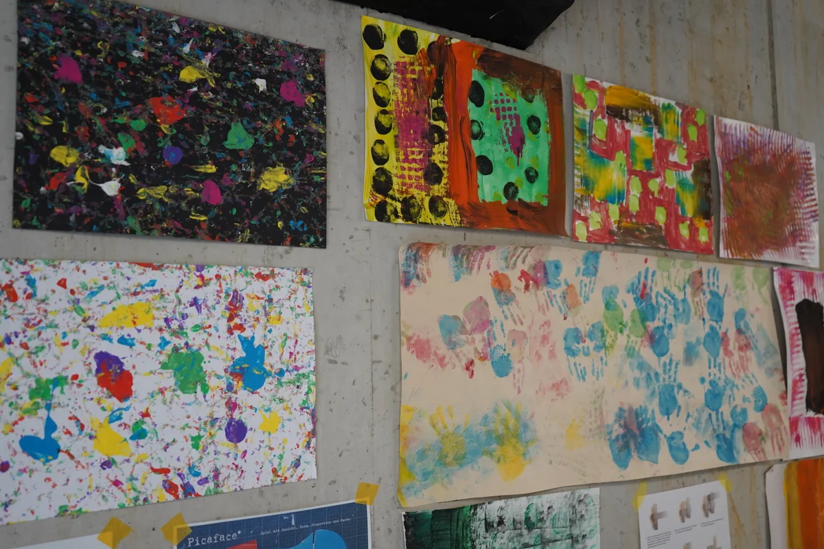 Mehrere Zeichnungen an einer Wand.