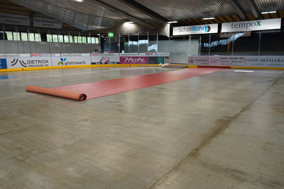 Roter Teppich auf dem trockenen Eisfeld.
