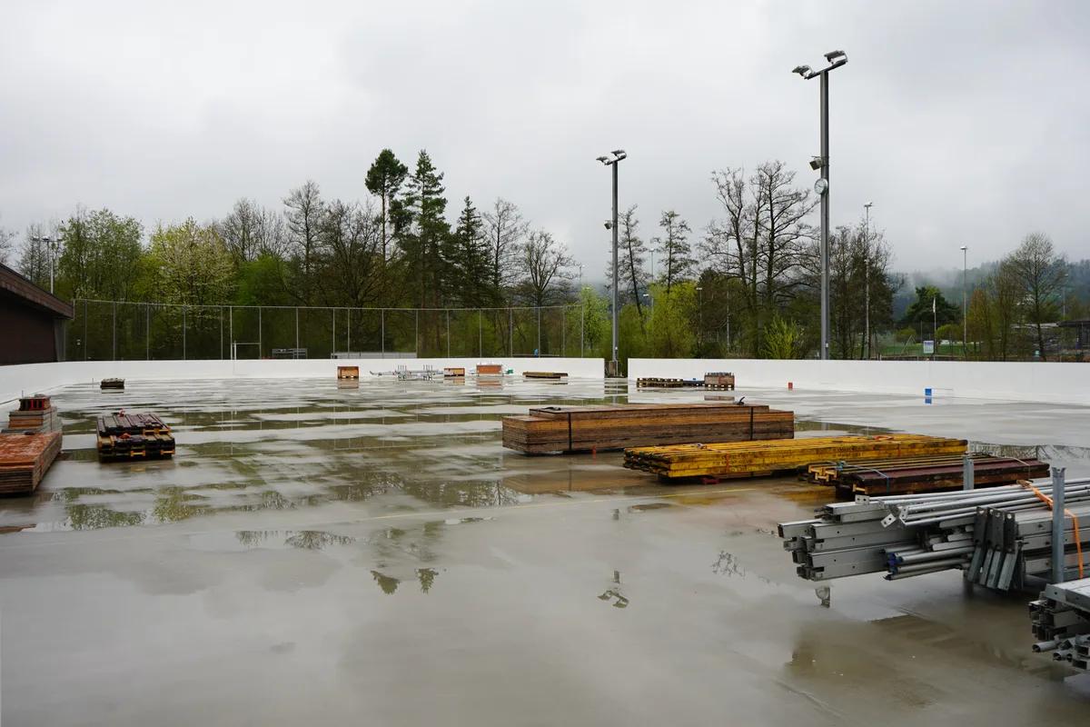 Die aufgetaute Eisfläche draussen.