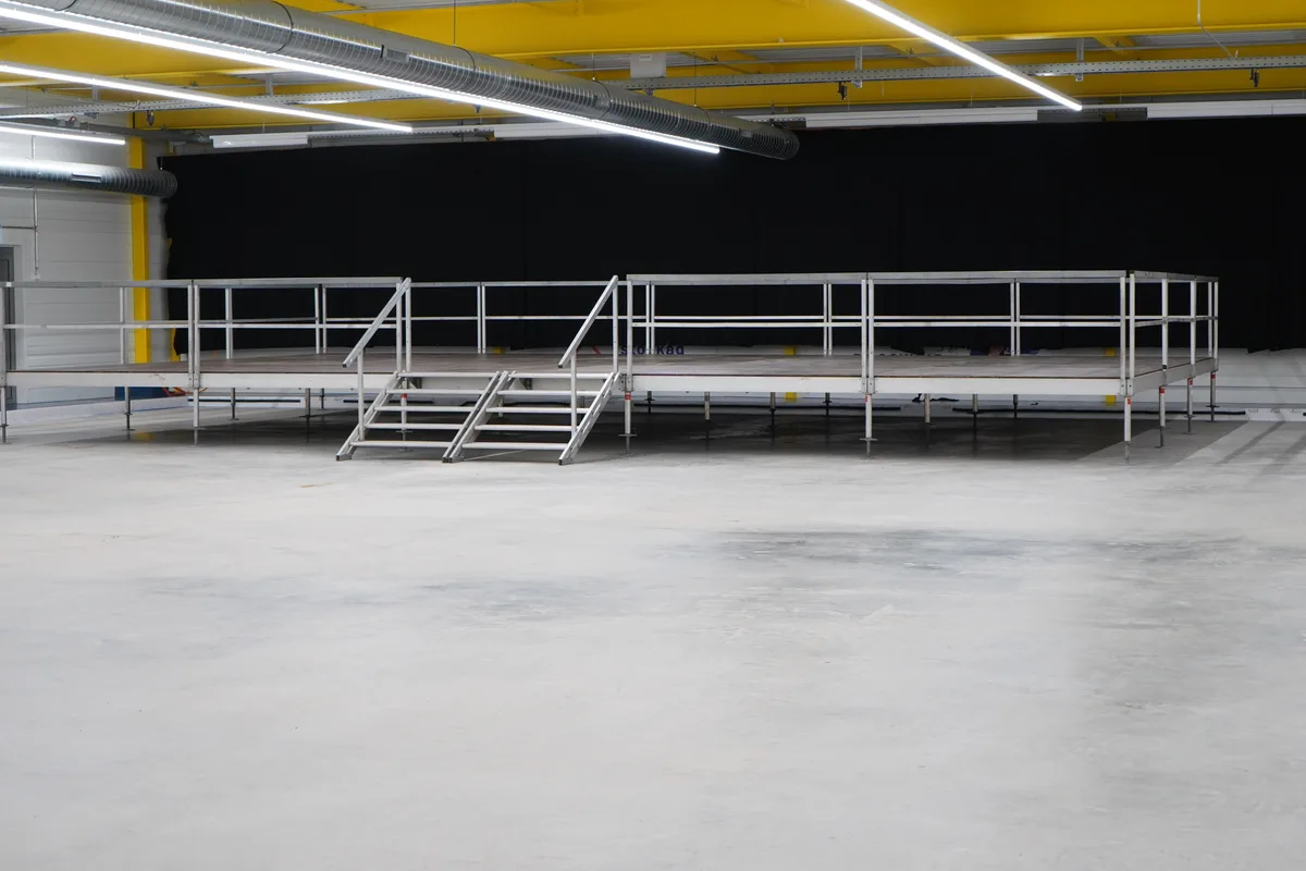 Eine Bühne in der Curlinghalle.