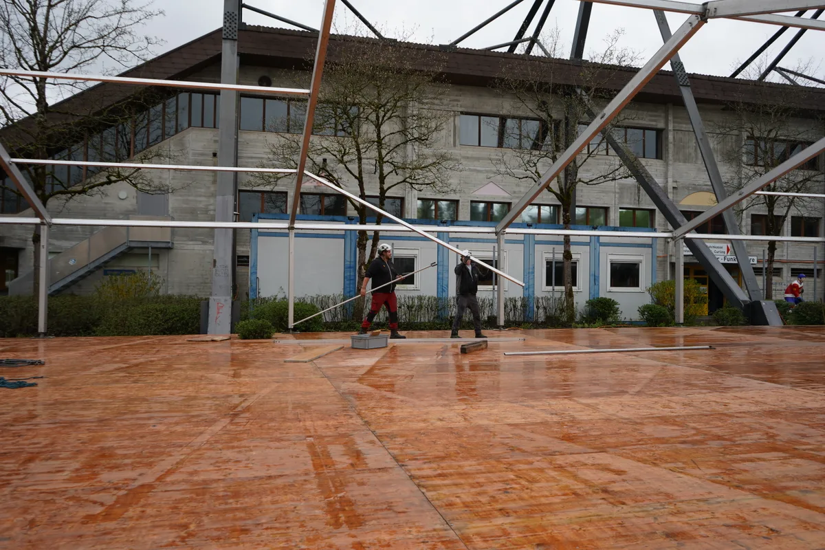 Halb aufgebautes Zelt.