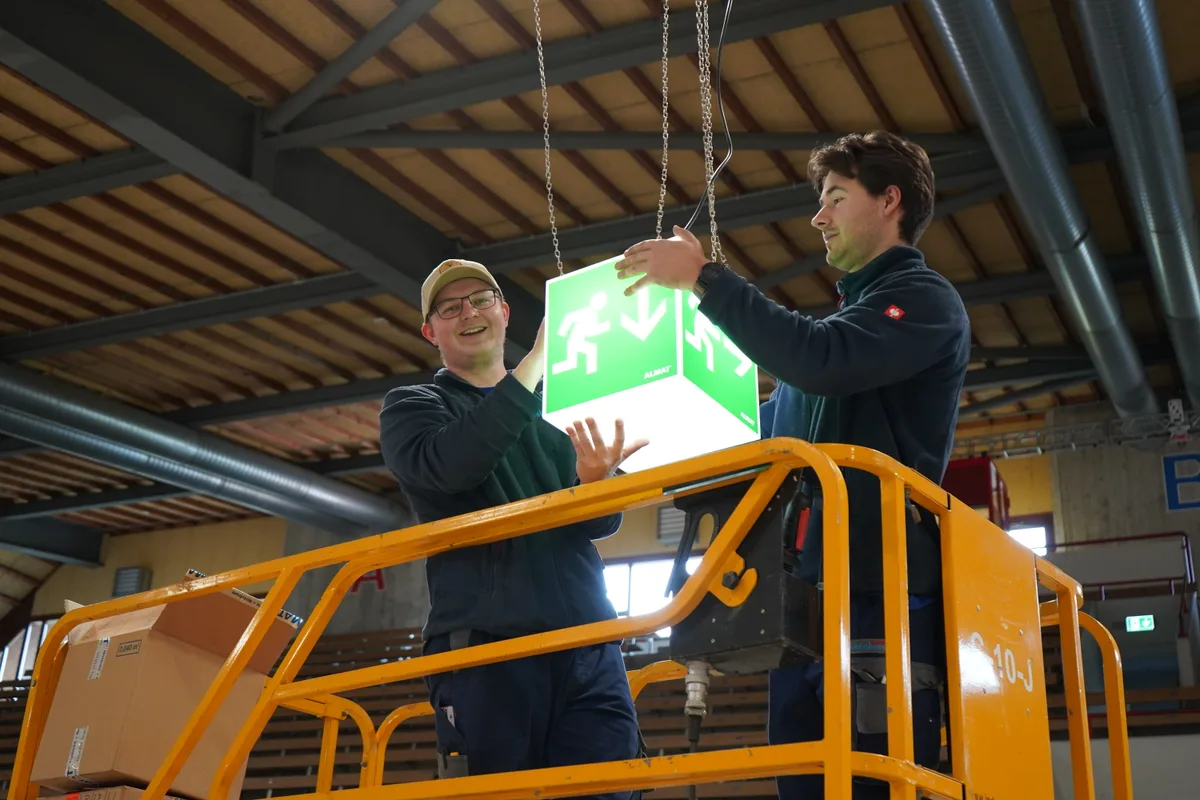 Zwei Männer auf der Hebebühne.