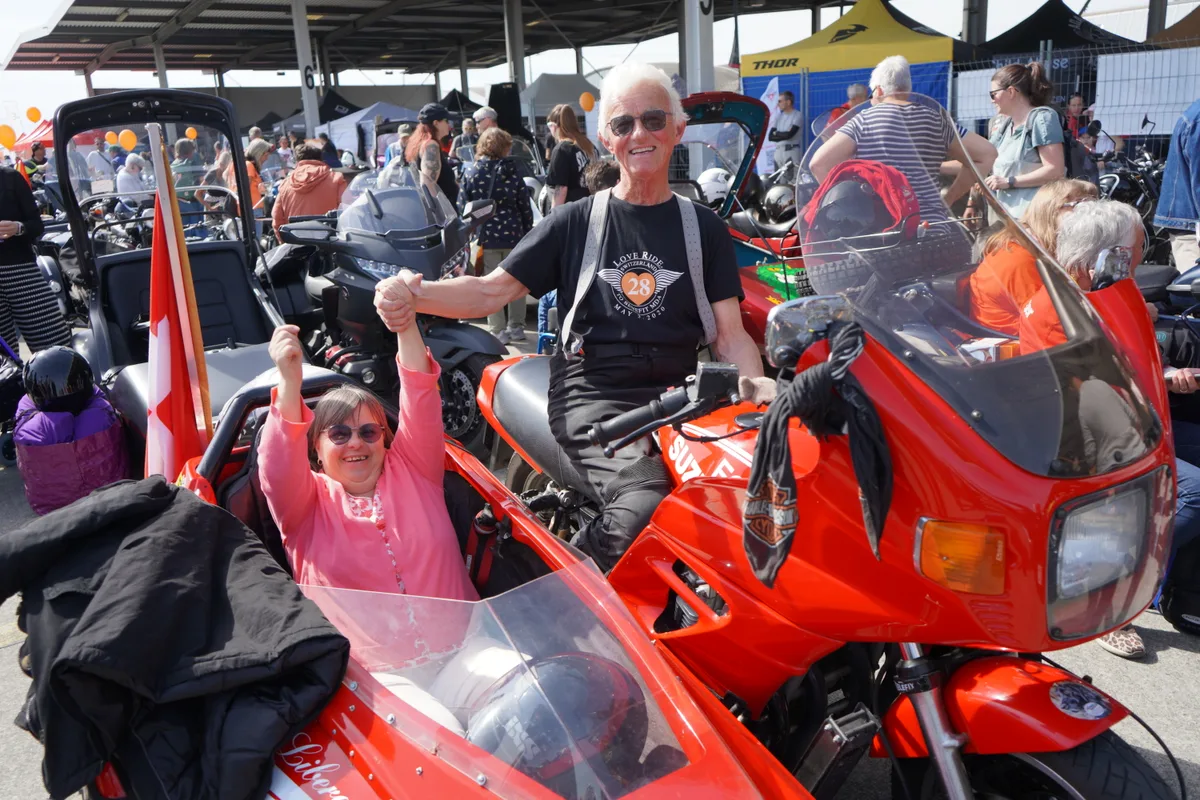 Eine Frau im Seitenwagen, ein Mann auf dem Motorrad.