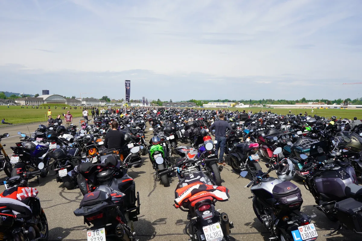 Parkierte Motorräder.