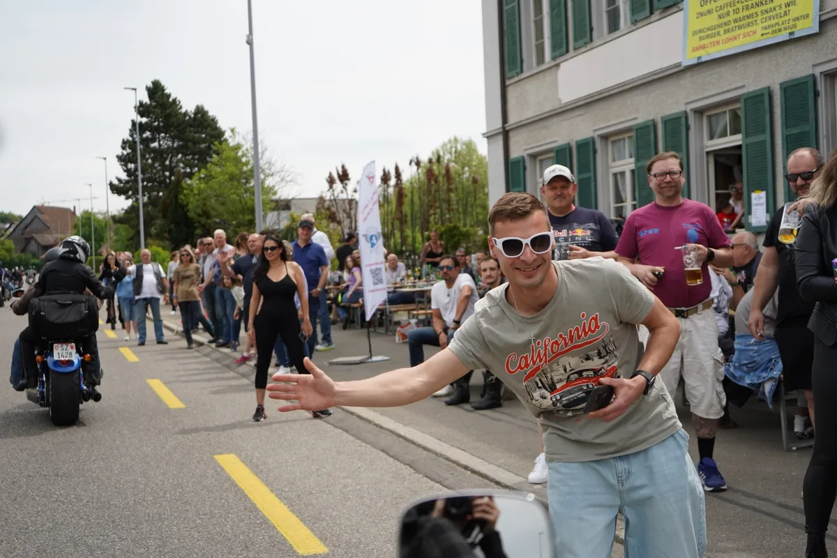 Ein Mann streckt die Hand aus.