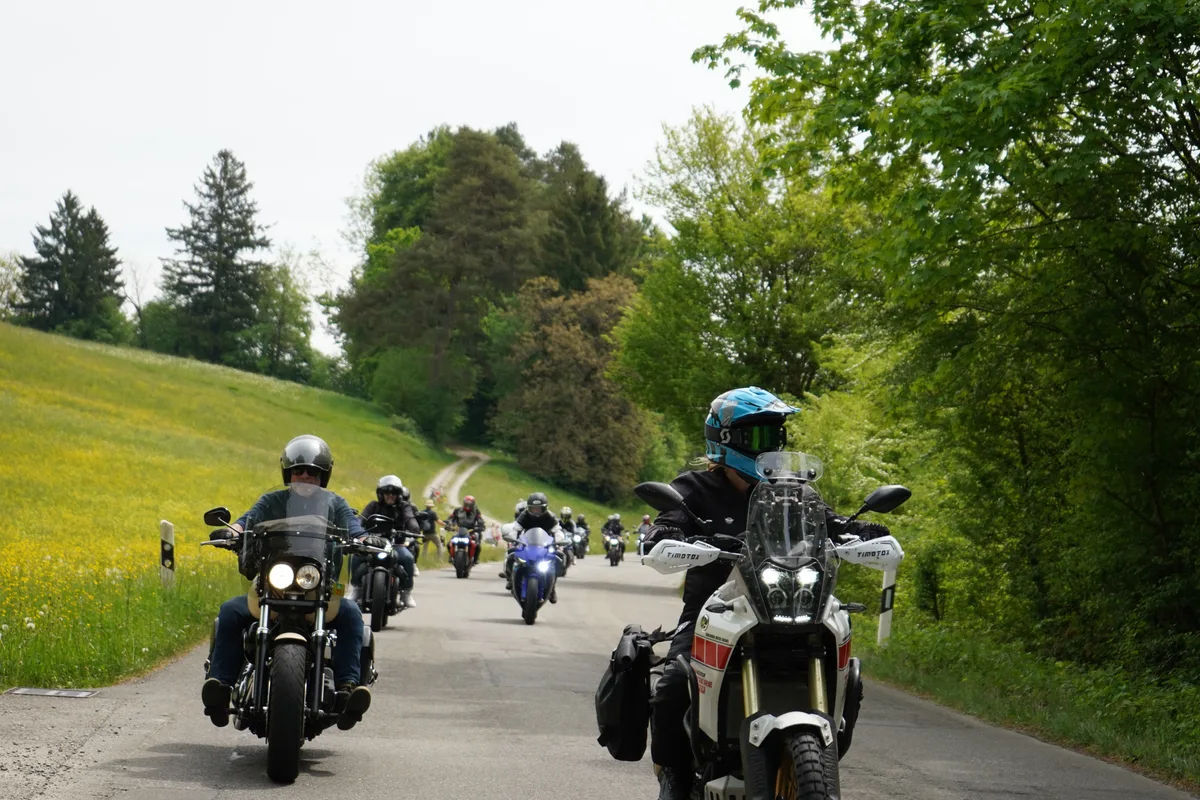 Töfffahrer auf der Strasse.