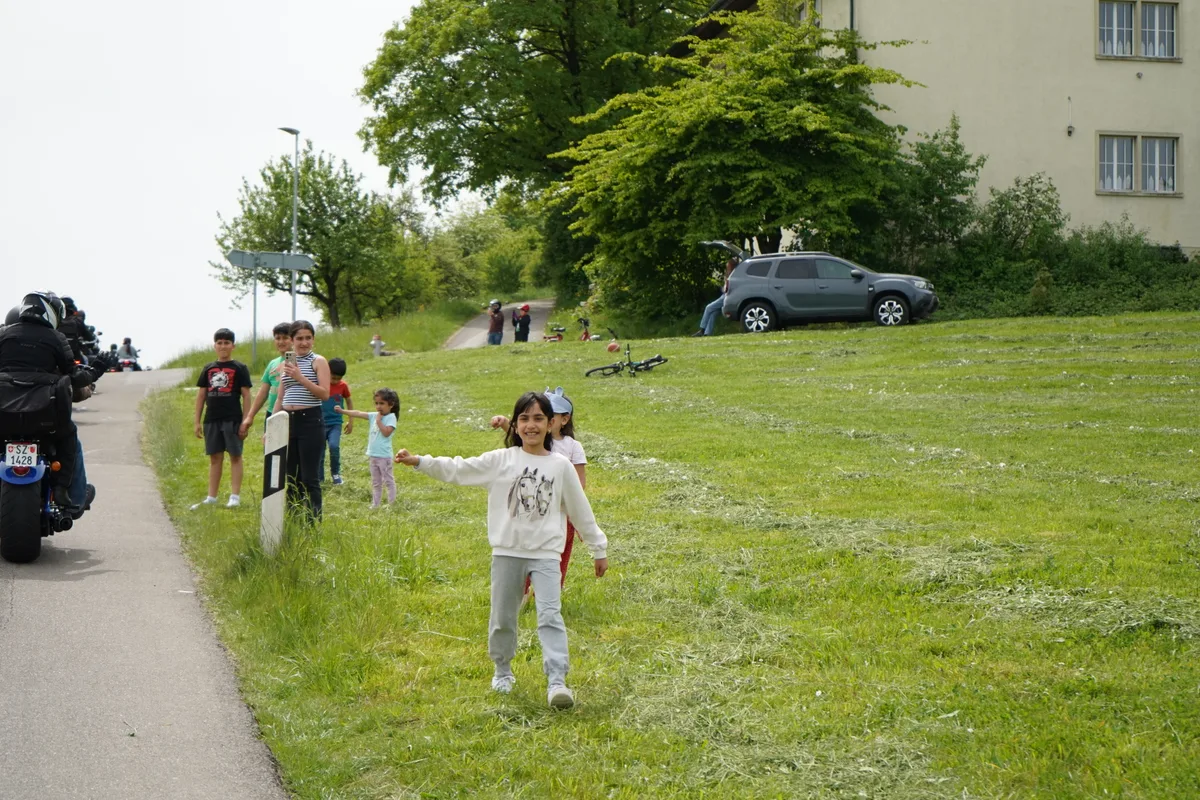 Kinder stehen am Strassenrand.