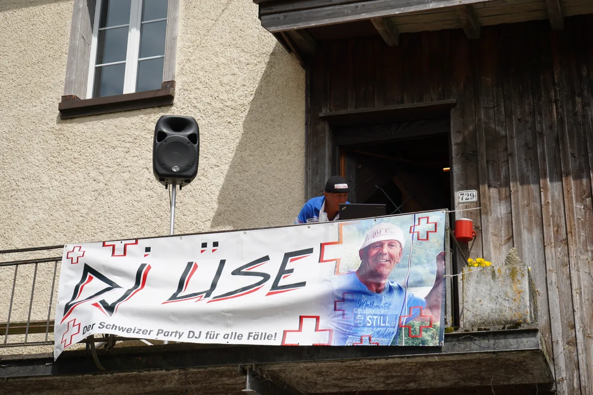 Ein DJ auf einem Balkon.