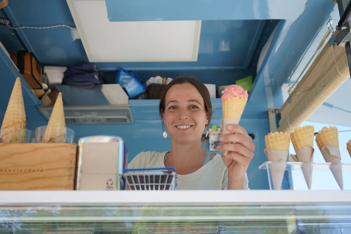 Sandra Radovanovic verkauft am Glattquai in Dübendorf selbst hergestellte Glace.