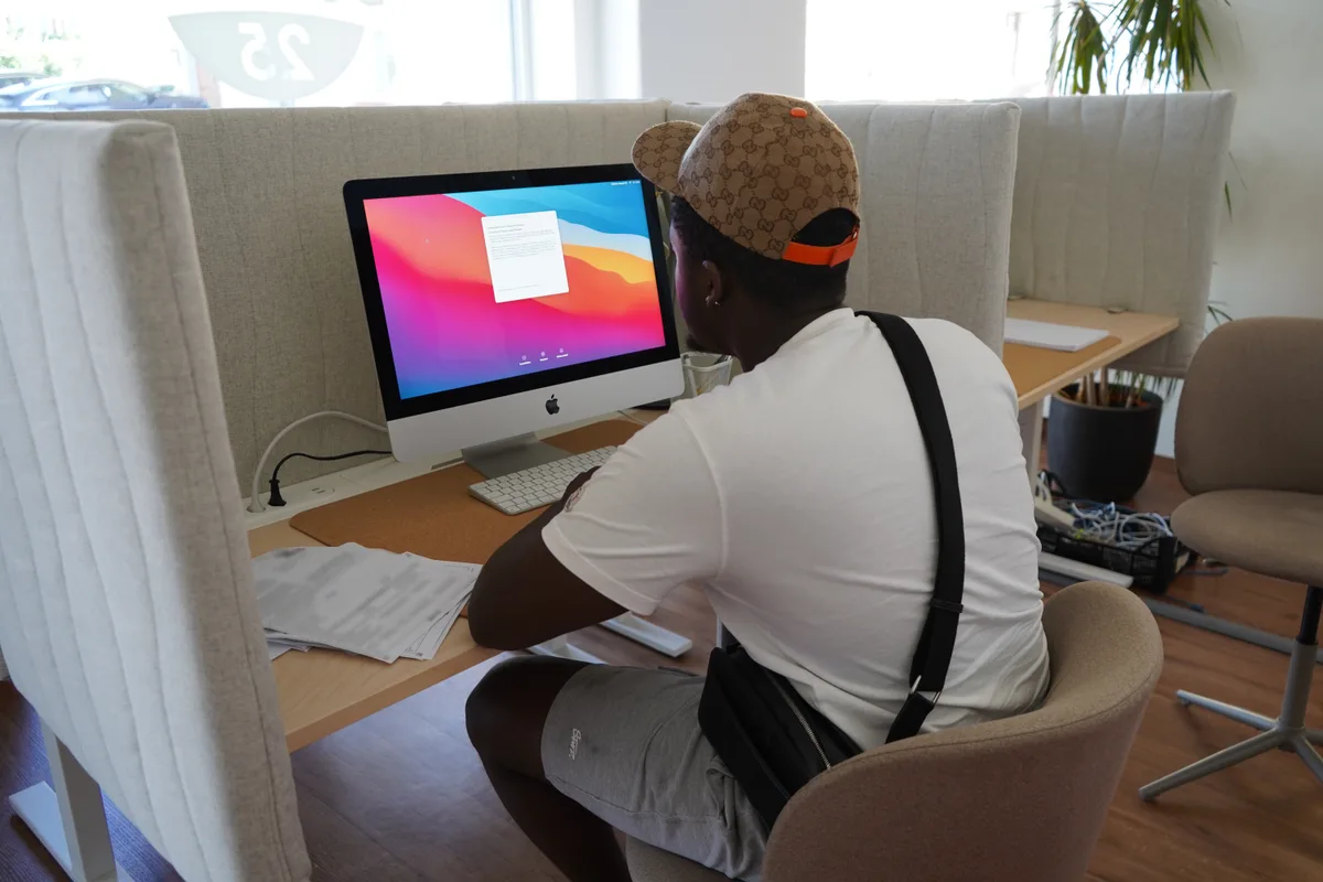 Für die Hilfe sind die Jugendlichen sehr dankbar. Ein junger Mann sitzt vor dem Computer.