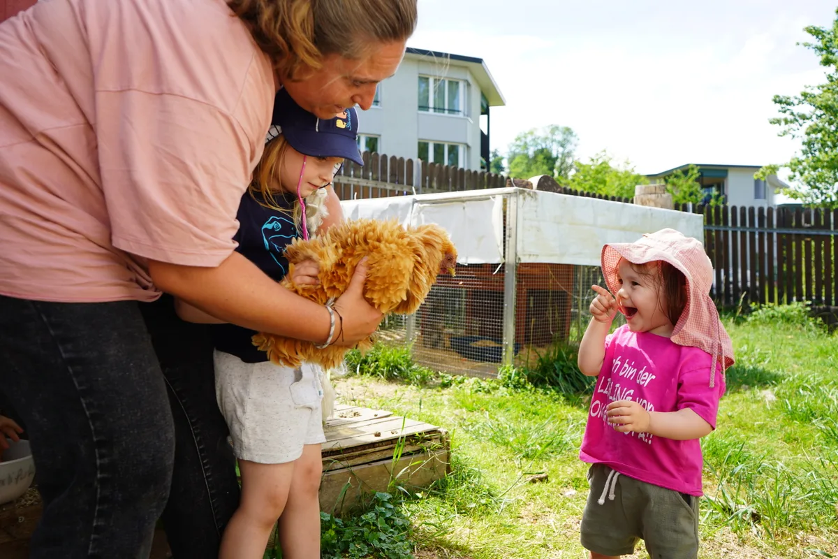 In der Tierlihof-Kita in Fällanden verbringen Kinder viel Zeit mit Tieren, um ihnen den Umgang mit anderen Lebewesen beizubringen.