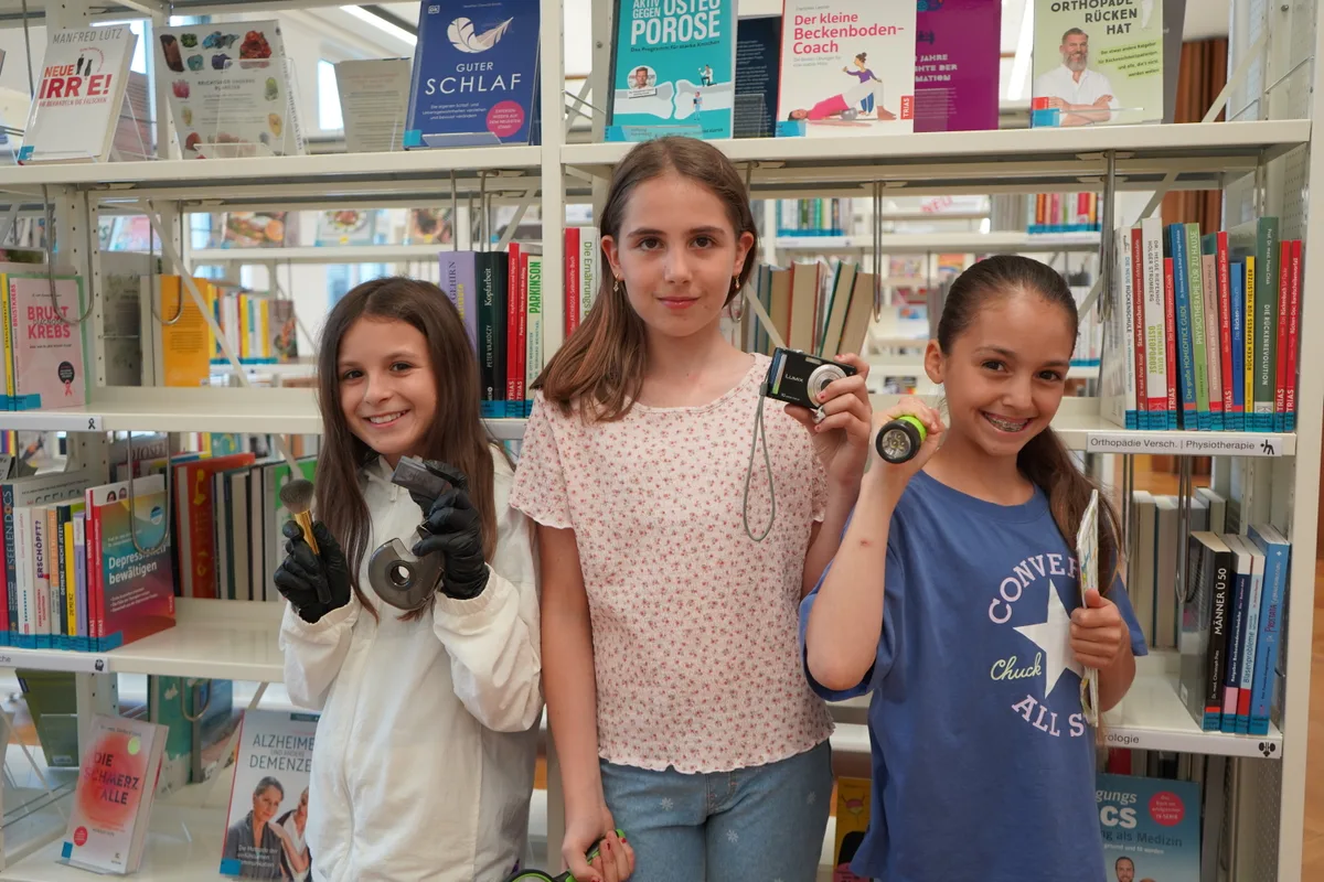 Julia, Nyla und Laila (von links) liessen sich von dem Detektivtrio «Die drei Fragezeichen» inspirieren und gründeten ihre eigene Detektei. 