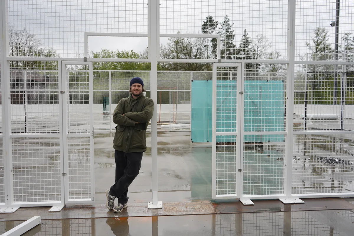 Christian Burkhardt stellt auf dem Eisfeld des EHC Dübendorf fünf Padel-Felder auf. Der Trendsport aus Mexiko hat das Glattal erreicht.