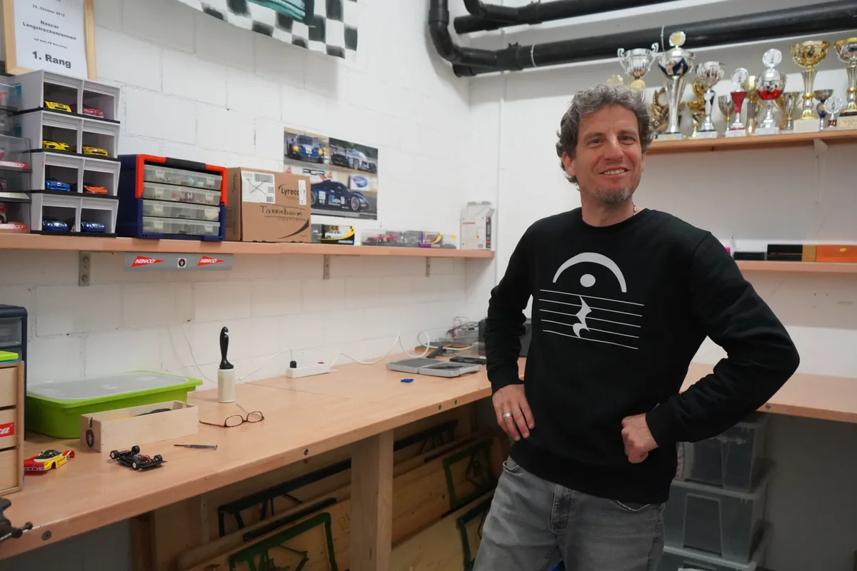 Serge Brugger und seine Freunde trainieren in Fällanden auf der Carrera-Bahn.