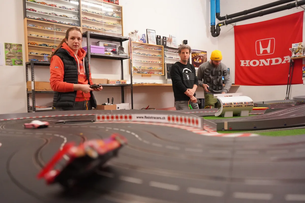 Serge Brugger und seine Freunde trainieren in Fällanden auf der Carrera-Bahn.