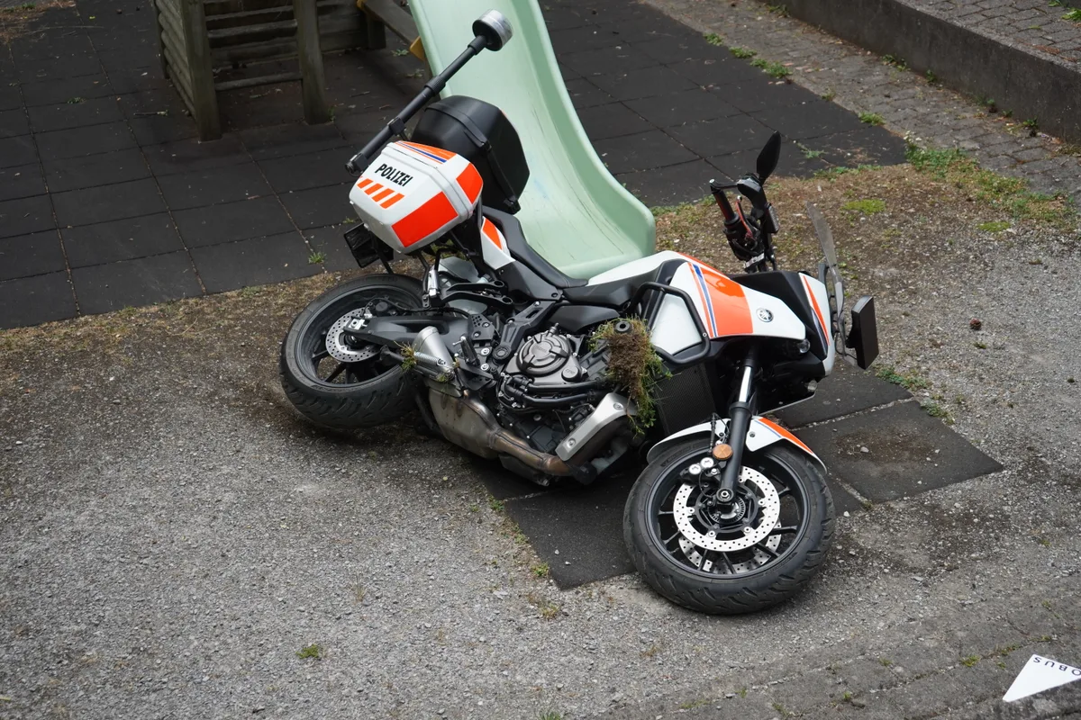 Ein Polizeitöff liegt auf der Seite.