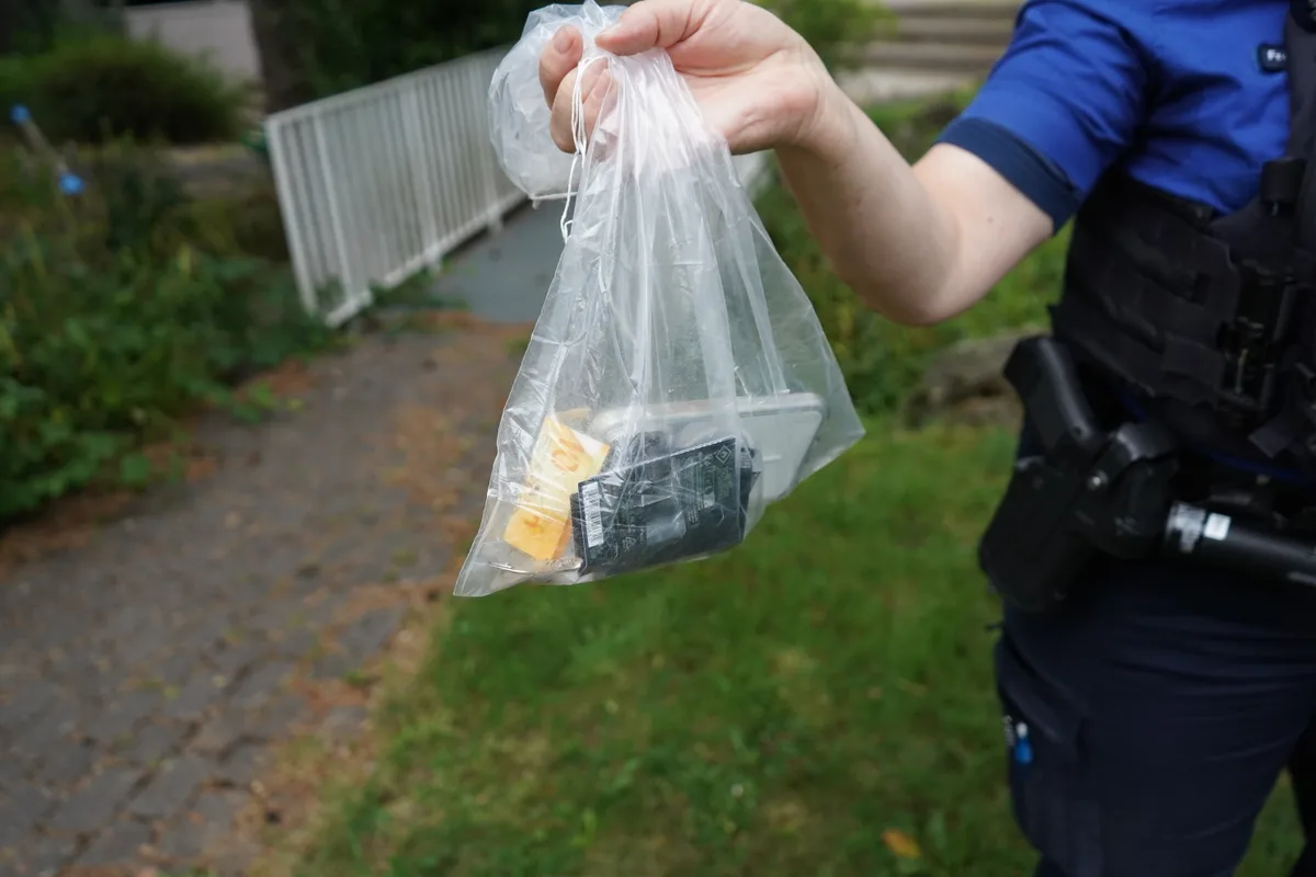 Ein Plastiksack mit Gegenständen.