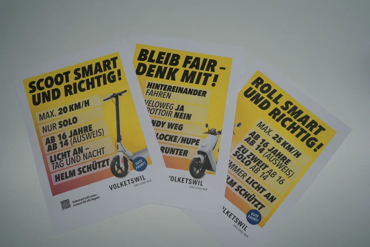 Drei Flyer auf dem Tisch.