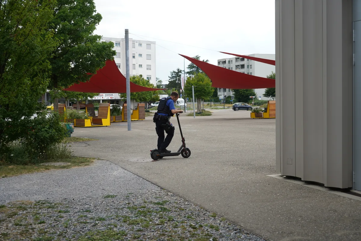 Gerber auf dem E-Scooter.