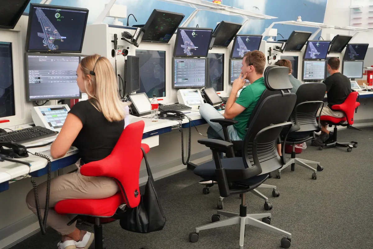 Vier Lotsen bei der Arbeit.