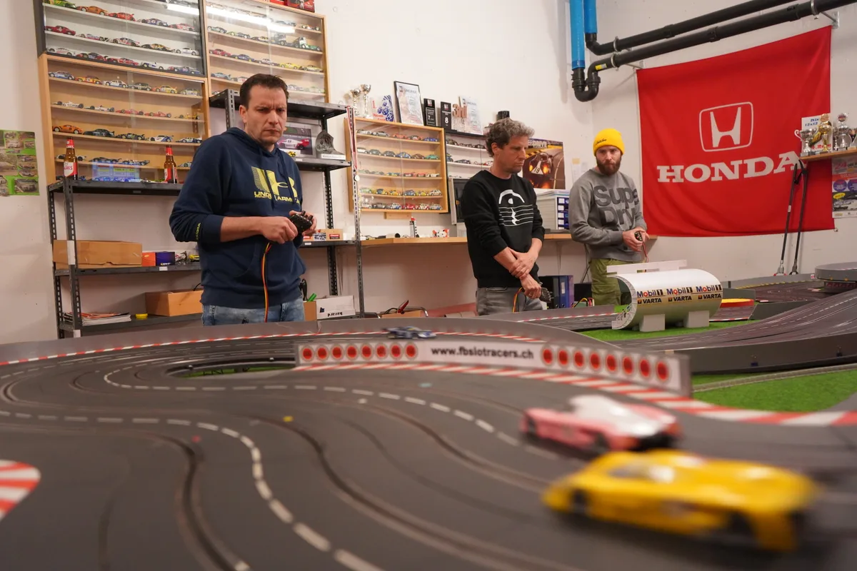 Serge Brugger und seine Freunde trainieren in Fällanden auf der Carrera-Bahn.